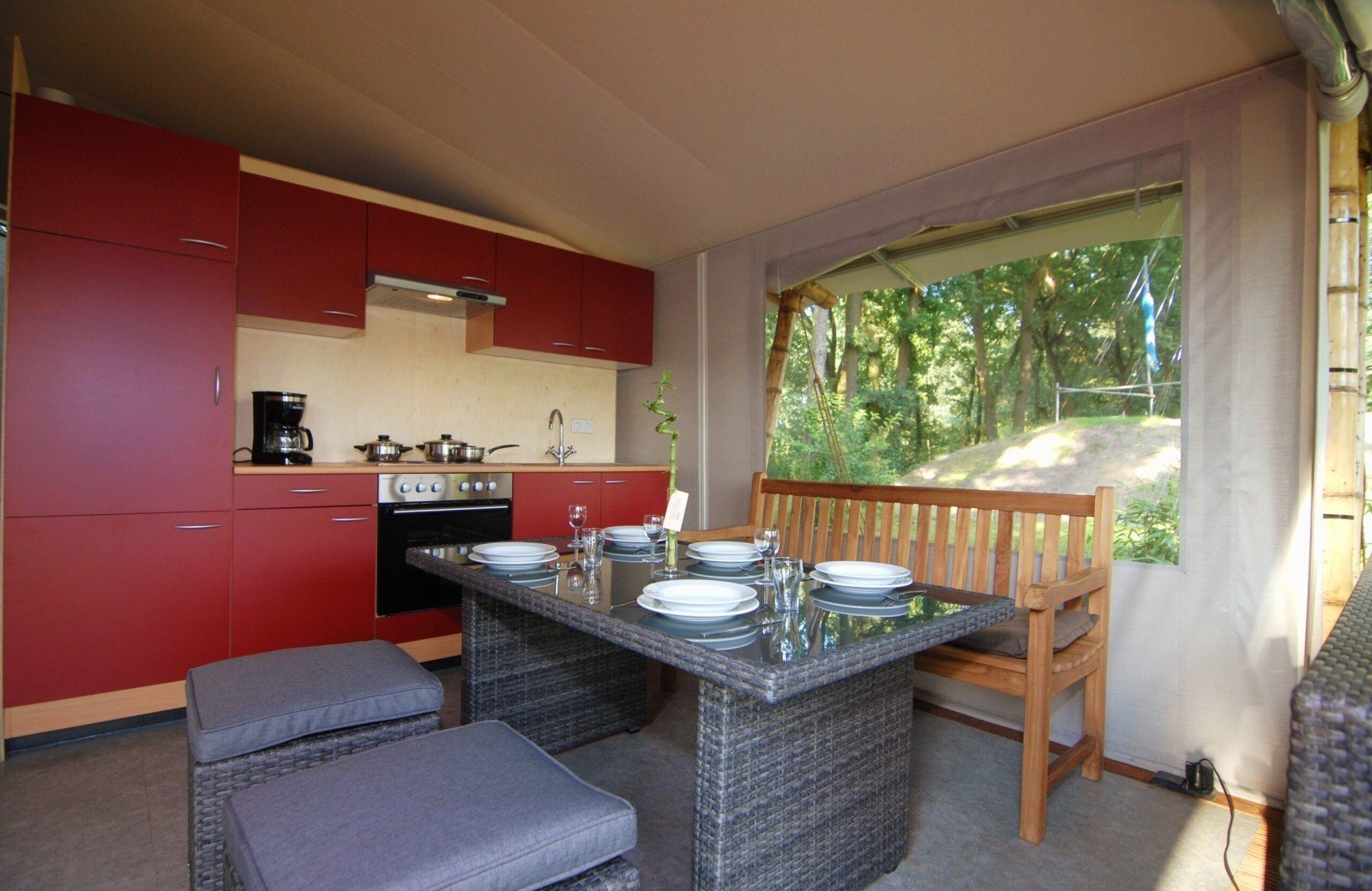 Bamboe-lodgetent-interieur-keuken