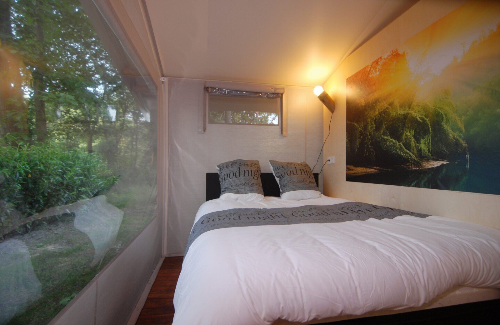 Bamboe-lodgetent-interieur-slaapkamer