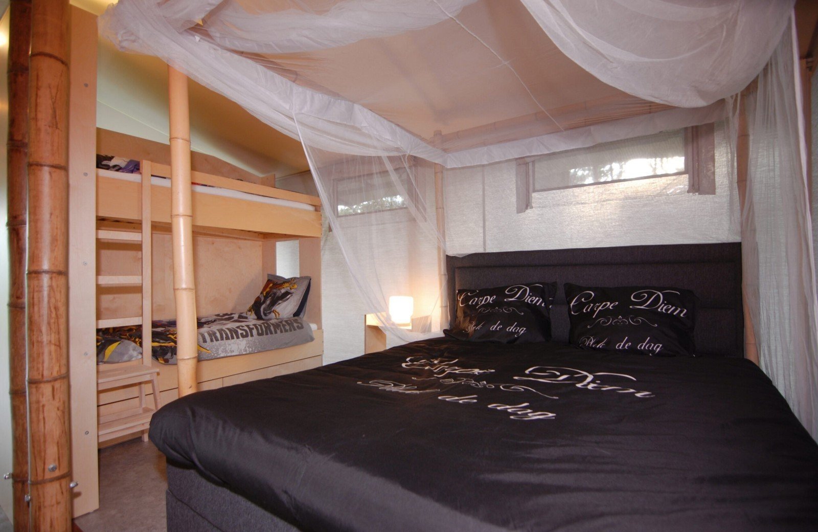Bamboe-lodgetent-slaapkamer