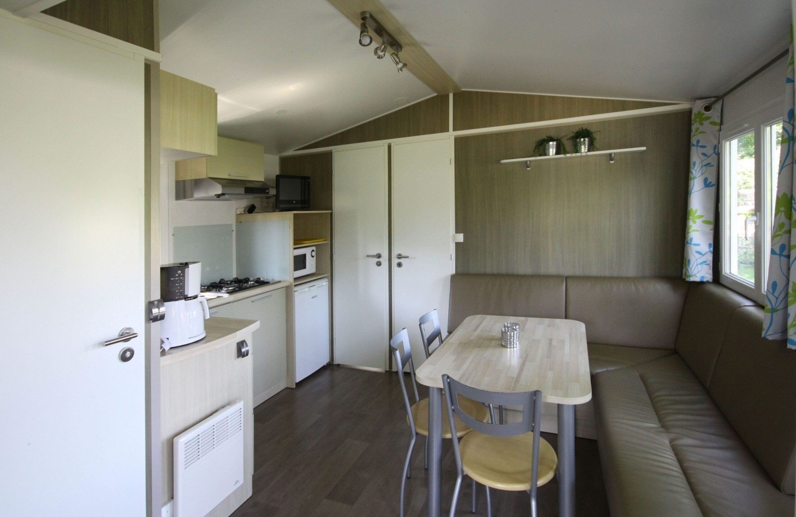 Beringerzand stacaravan 251 interieur keuken zithoek