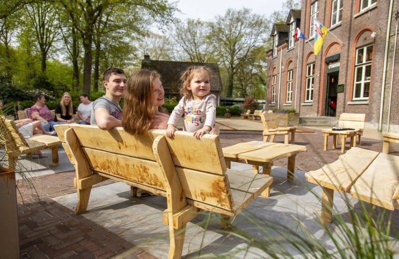 Nieuw terras aan voorzijde Patershof