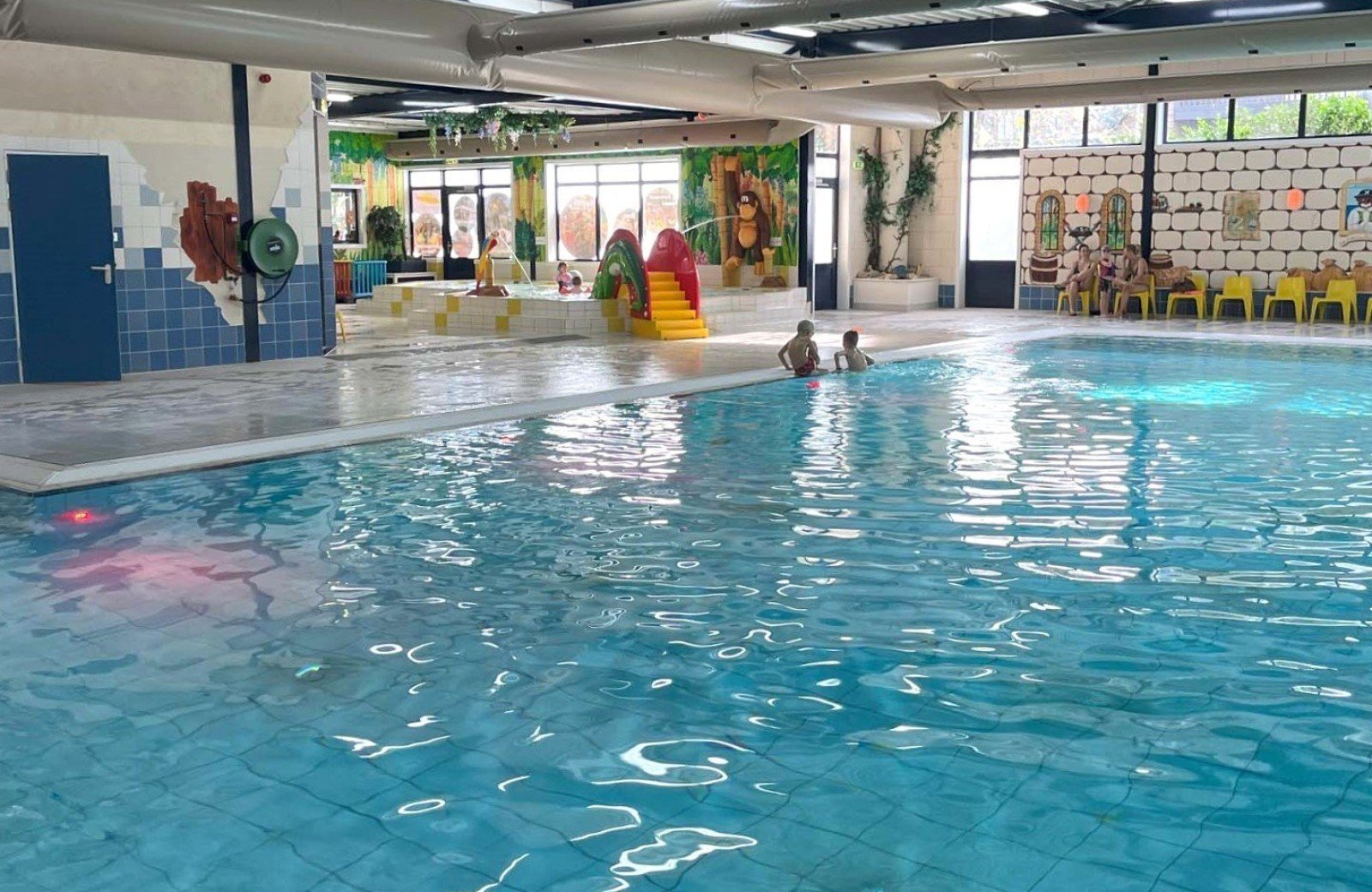 verwarmd binnenzwembad bij luxe camperplaats