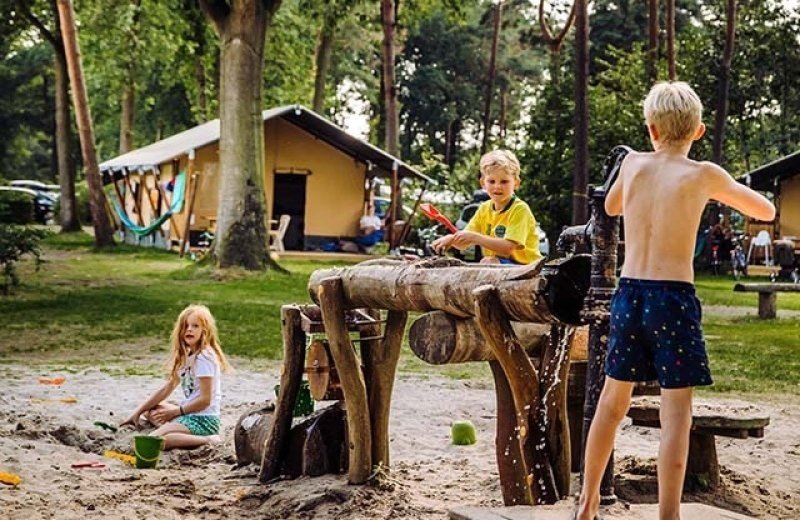 Familiecamping in nederland met speeltoestellen