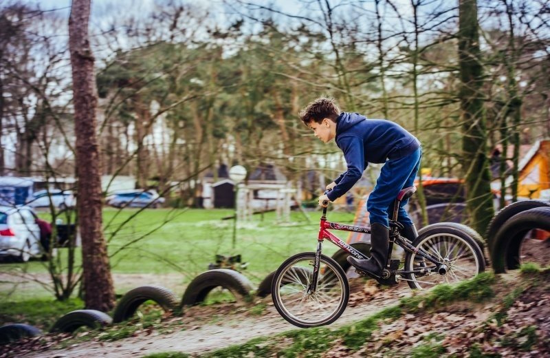 Fietscrossbaan op de camping beringerzand in de meivakantie