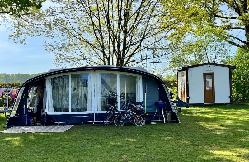 Comfort kampeerplaats met privé-sanitair comfort
