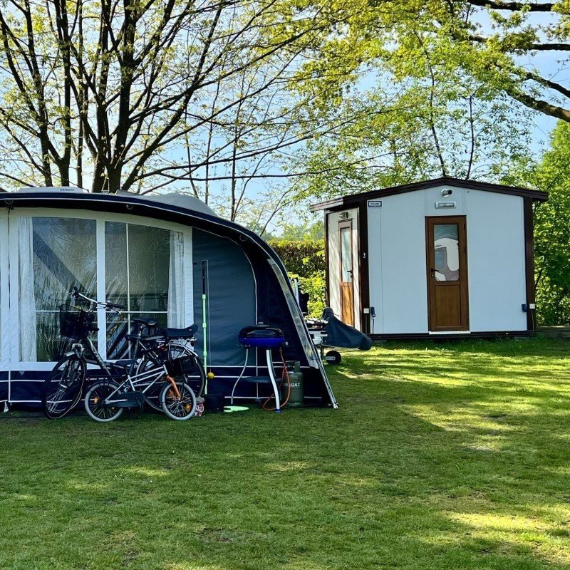 Comfort kampeerplaats met privé-sanitair comfort
