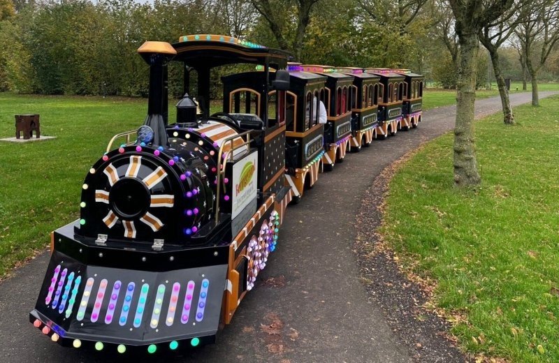Gloednieuwe kindertrein en treinstation